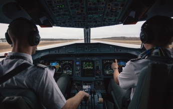 Экипаж самолета сбежал через окно из-за COVID-19 (видео)