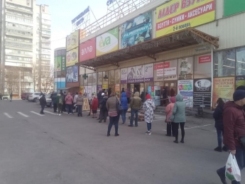 В Запорожье возле супермаркета местные жители выстроились в огромную очередь (ФОТО)