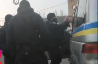 "Предоставьте мне туалет!" - пьяный водитель устроил дебош в центре Мелитополя (видео)