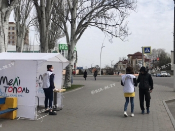 В Мелитополе на улице горожанам объясняют, как уберечься от коронавируса (фото, видео)