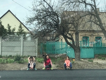 В Мелитополе дети «обкатали» на скейтбордах новую дорогу (фото, видео)