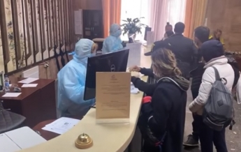 В Киеве туристы сбежали из отеля, где должны были пройти обсервацию (видео)