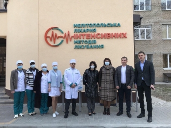 В Мелитополь завезли биологические костюмы и респираторы для медиков (фото, видео)