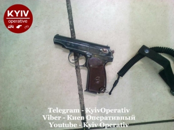Бросался с оружием на людей: в Киеве неадекват устроил дикий дебош в магазине, фото