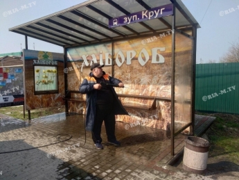 В Мелитополе коммунальщики устроили банный день остановкам и мостам (фото, видео)