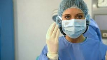 С ранами от маски на лице: сеть поразило фото медсестры, "воюющей" с коронавирусом в Киеве