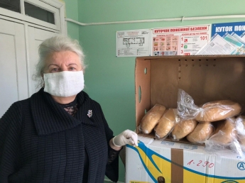 В Мелитополе престарелым горожанам доставляют на дом хлеб (фото, видео)