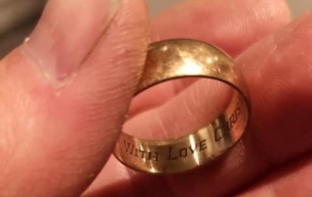 Потерянное обручальное кольцо вернулось к хозяйке спустя 20 лет
