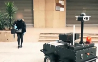 В Тунисе режим карантина контролируют роботами.Видео