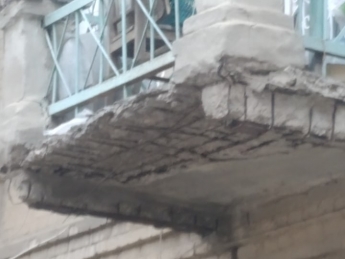 В доме в центре Мелитополя балконы вот-вот упадут на головы прохожим (фото)