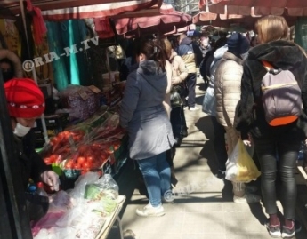 О безопасном расстоянии не слышали. В Мелитополе на рынке толпятся продавцы и покупатели (фото)