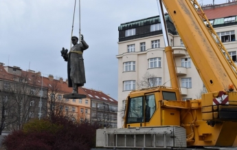 У него не было маски: в Праге снесли советский памятник (фото)