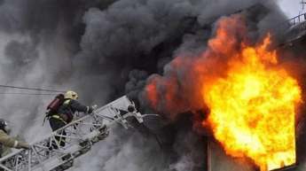 В Киеве вспыхнул крупный пожар возле новостроек: видео