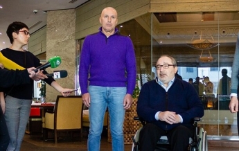 В Харькове Кернес и Ярославский раздают пенсионерам пайки и аптечки