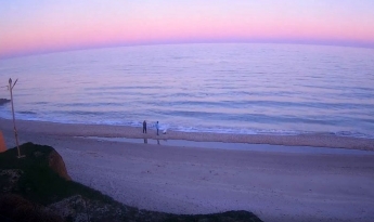 В сети показали необыкновенный розовый закат над Азовским морем (видео)