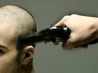 В Запорожье парень приставил пистолет к голове приятеля (фото)