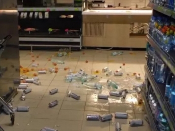 Нервы не выдержали карантина: в России устроили погром в супермаркете, потому что "власть достала" (видео)