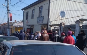 В Первомайске образовалась километровая очередь к открывшемуся рынку (видео)
