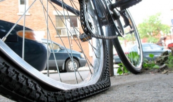 "Чтобы не умничал": в Днепре велосипедисту пробили колеса возле АТБ