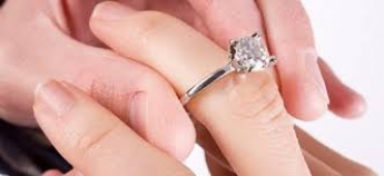 В Мелитополе среди белого дня у девушки отобрали кольцо с бриллиантами