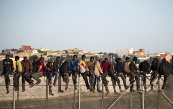 В Африке сотни мигрантов штурмовали испанский анклав