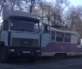В Запорожье трамвай протаранил грузовик (ВИДЕО)