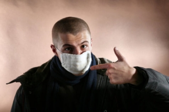 В Запорожье неадекваты в медицинских масках издевались над полицейскими