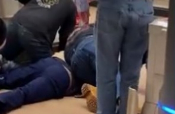 Покупатели расправились с нарушителем карантина в магазине. Видео