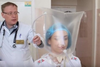 Пакет на голову: украинские медики придумали, как спасать больных коронавирусом (фото, видео)