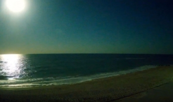 Впечатляющее зрелище: как выглядело суперлуние на берегу Азовского моря (видео)