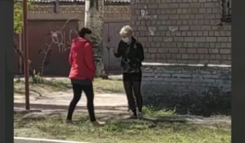Главное, что в масках - в Мелитополе две девушки рыли землю в поисках наркотиков? (видео)