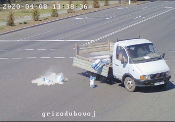 В Мелитополе "водитель-ас" потерял мешки с цементом (фото)