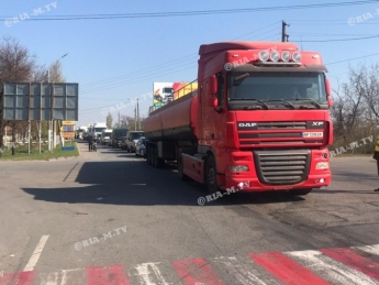 Сотни опоздавших на работу – что происходит на въездах в Мелитополь на КПП (видеорепортаж)