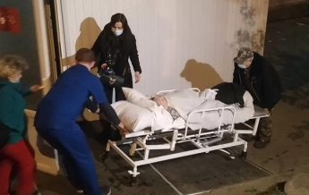Ночью из Александровской больницы Киева эвакуировали больных COVID-19 (фото)