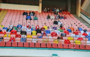 В Беларуси в футбол играют с манекенами на трибунах (видео)