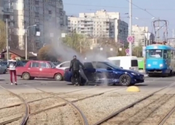 В Харькове Tesla Model S загорелась от удара в ДТП. Фото
