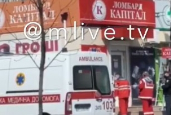 В Мелитополе возле ломбарда молодой парень потерял сознание (видео)