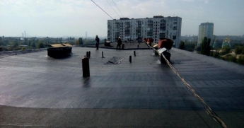 В Харькове молодой отец забрался с новорожденным на крышу многоэтажки: 