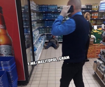 В Мелитополе мужчина зашел в супермаркет и лег обессиленный на пол (фото, видео)