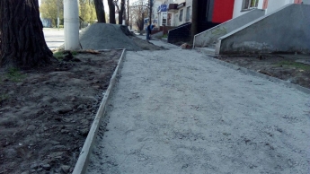 В центре Мелитополя приводят в порядок тротуар (фото)