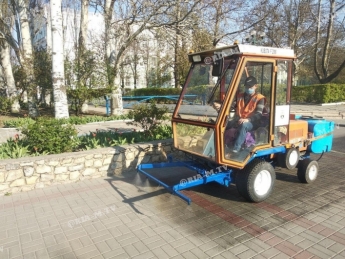 В Мелитополе тротуары поливают дезраствором спецмашиной (фото, видео)