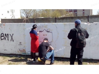 В Мелитополе на Стене памяти рисуют Виктора Цоя (фото)