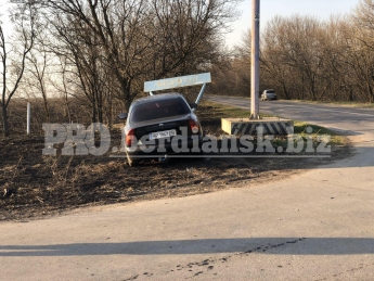 В Запорожской области произошло ДТП: водитель авто врезался в «аэропорт» (видео, фото)