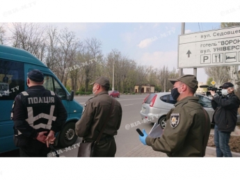 В Мелитополе полиция проверяет пассажиров и водителей маршруток (фото, видео)