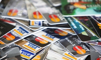 Плохая новость для владельцев банковских карт - придется платить больше