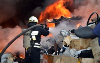 В Днепре произошел крупный пожар на металлобазе (фото, видео)