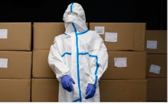 Фонд Порошенко передал 20 тысяч защитных костюмов для медработников (фото)
