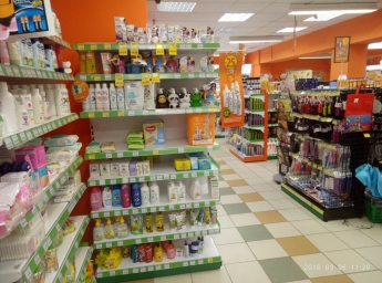 Курьезы. В супермаркете косметики и бытовой химии торгуют продуктами (фото)