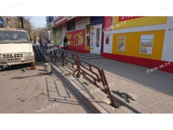 В Мелитополе устанавливают дисциплинирующий забор (фото)