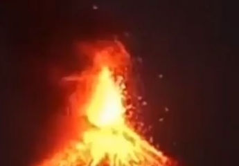 В Индонезии проснулся знаменитый вулкан: появились впечатляющие видео извержения